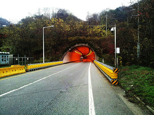 ซื้อ Hot Dipped Galvanized Rolling Guardrail Barrier Featuring Grade International Level 4 and PU Roller Material Ensuring Roadside Safety online manufacture