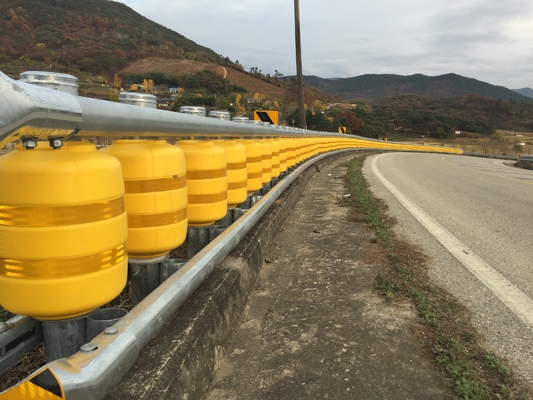 ซื้อ 4 Meters Length Highway Roller Barrier High Corrosion Resistance for Mountain Roads Highway Protection online manufacture